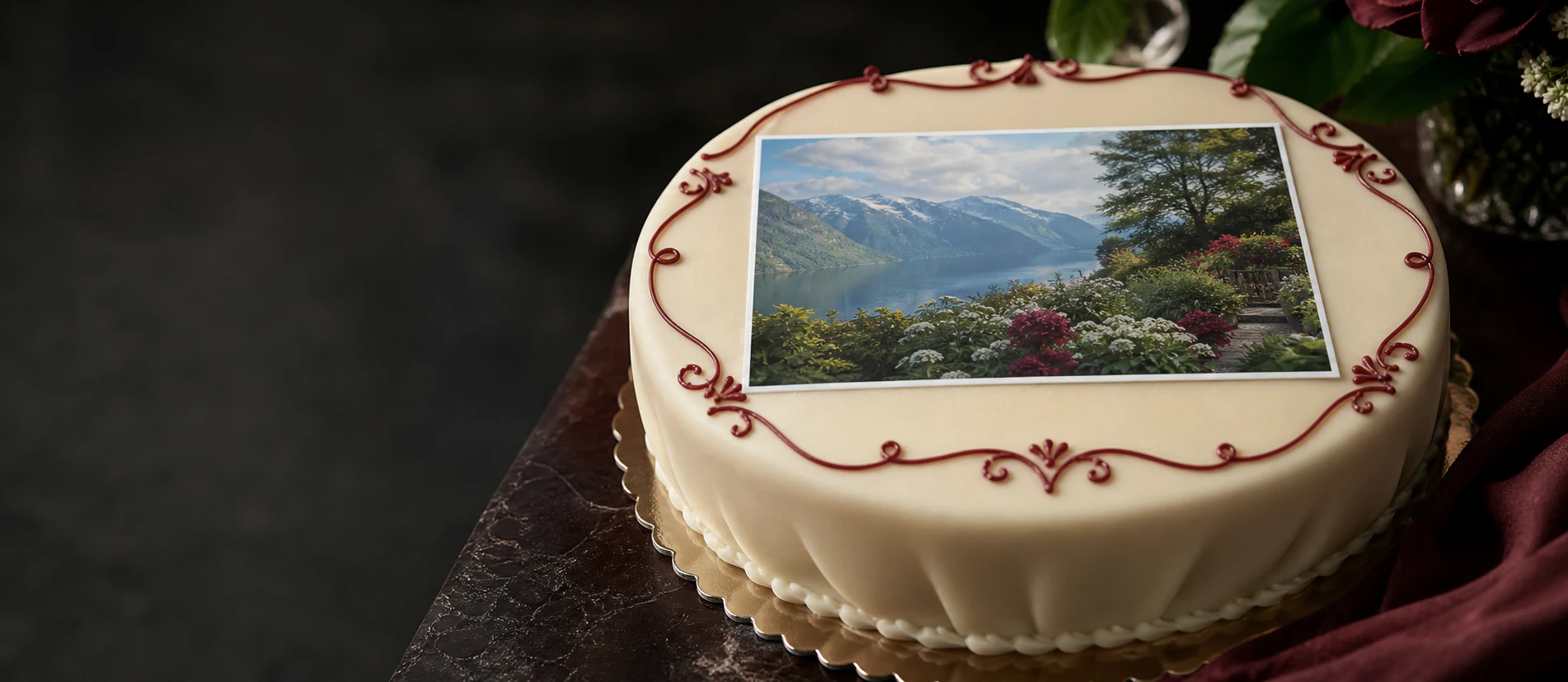 Marsipankake med spiselig bilde av norsk fjordlandskap