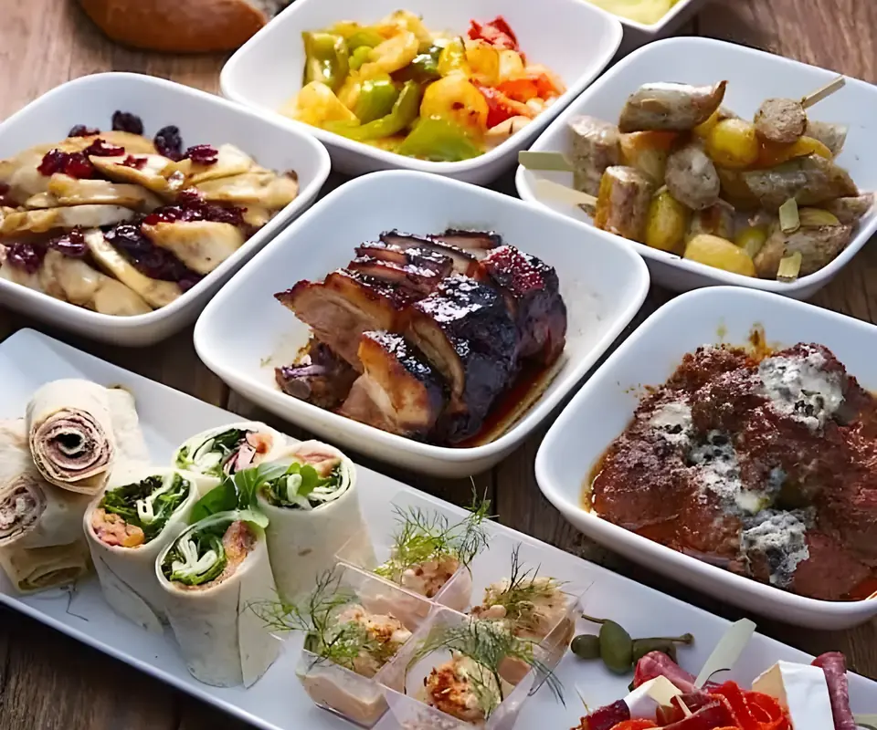 Juletapas med ribbe, pinnekjøtt og tilbehør i porsjonsskåler
