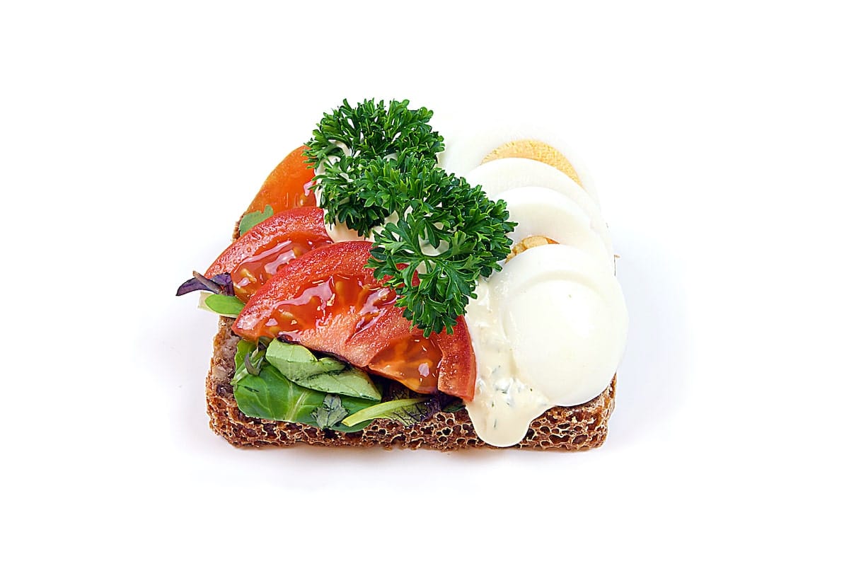 smorbrod-egg-tomat-min