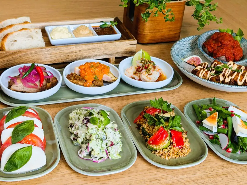 Middelhavstapas med kjøttboller, kylling, scampi, salat og småretter fra Nobel Catering Oslo Bærum. Tapas catering oslo