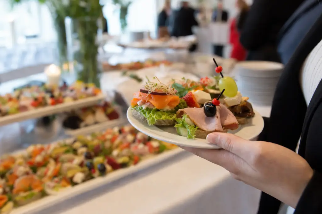 Catering, Catering Når passer fingermat bedre enn buffet eller middag?