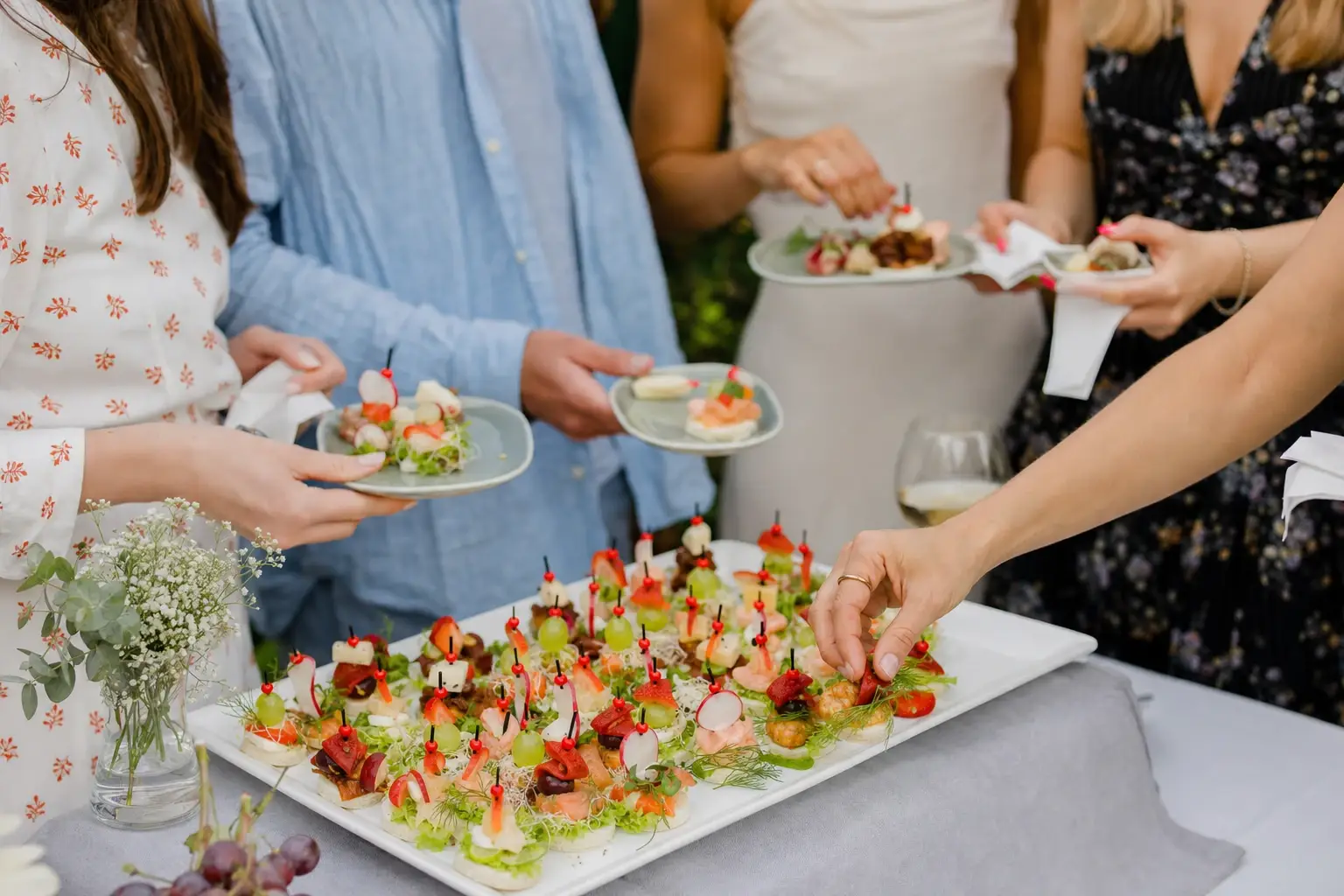 Hvorfor er fingermat catering praktisk i selskaper?